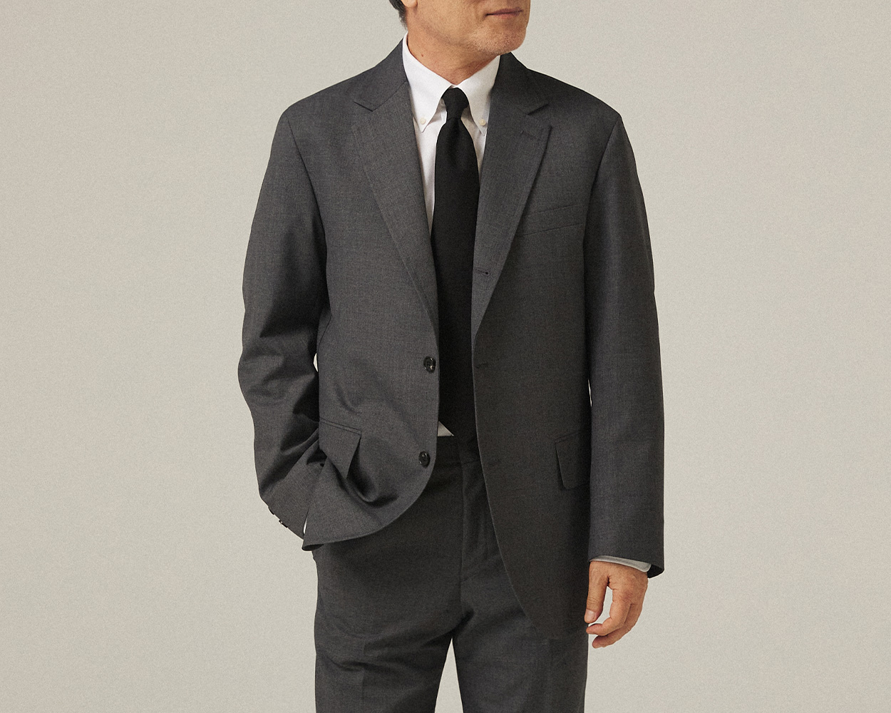 Traditional sack cut silhouette of the Renacts grey jacket