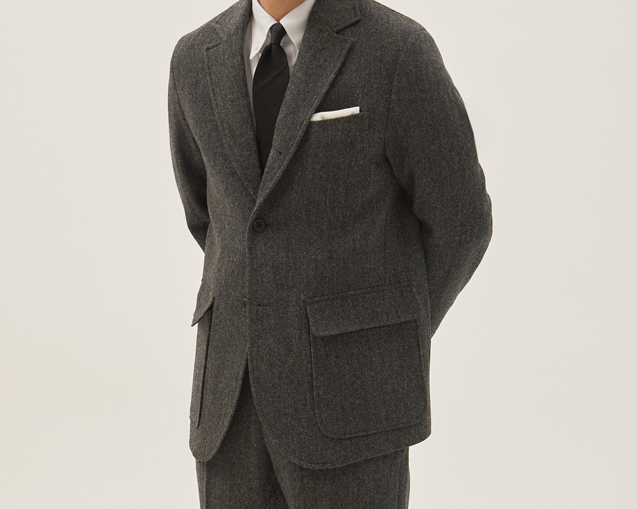 Flap patch pocket detail on Renacts grey sack jacket showing classic Ivy craftsmanship