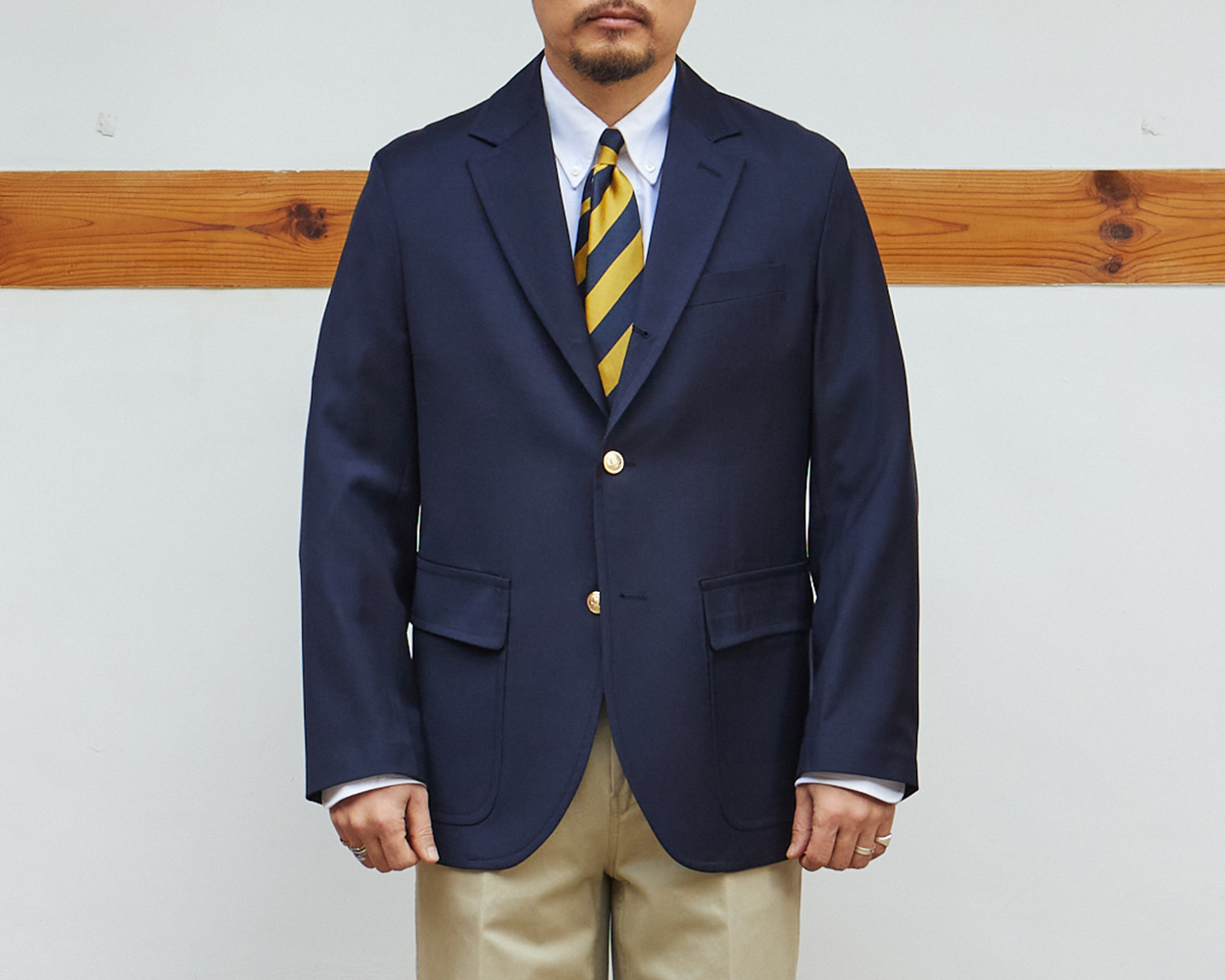Single-breasted American navy blazer with patch pockets and natural shoulders”