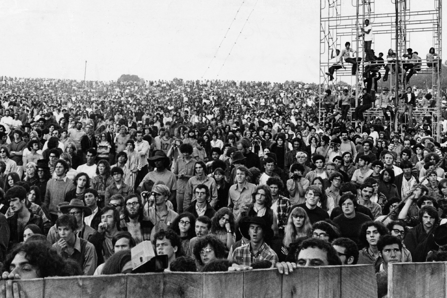many crowd in Woodstock 1969