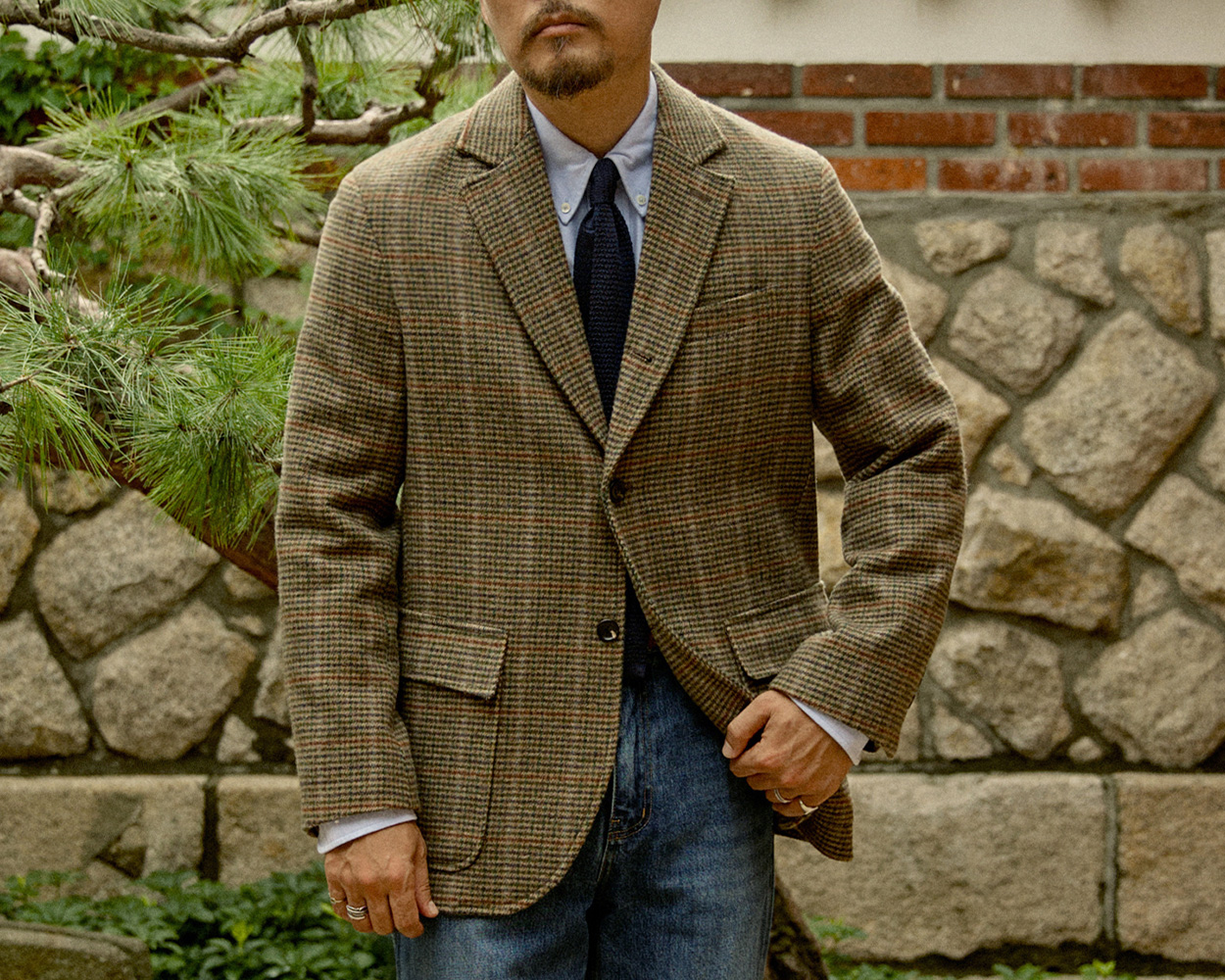Three-roll-two button stance of the Renacts Gun Club jacket