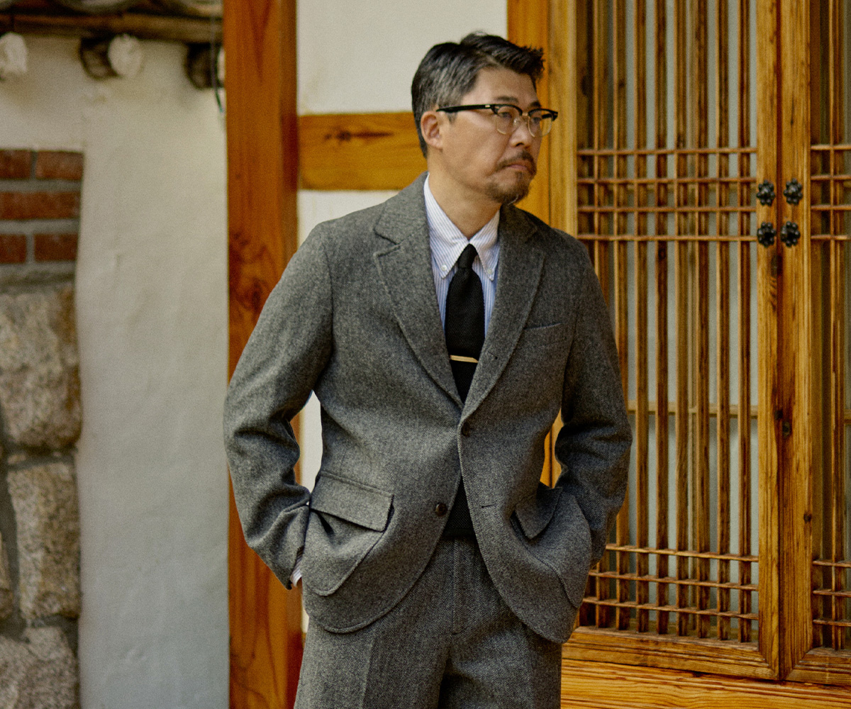 The silhouette of an American Trad jacket featuring natural shoulder lines without padding.