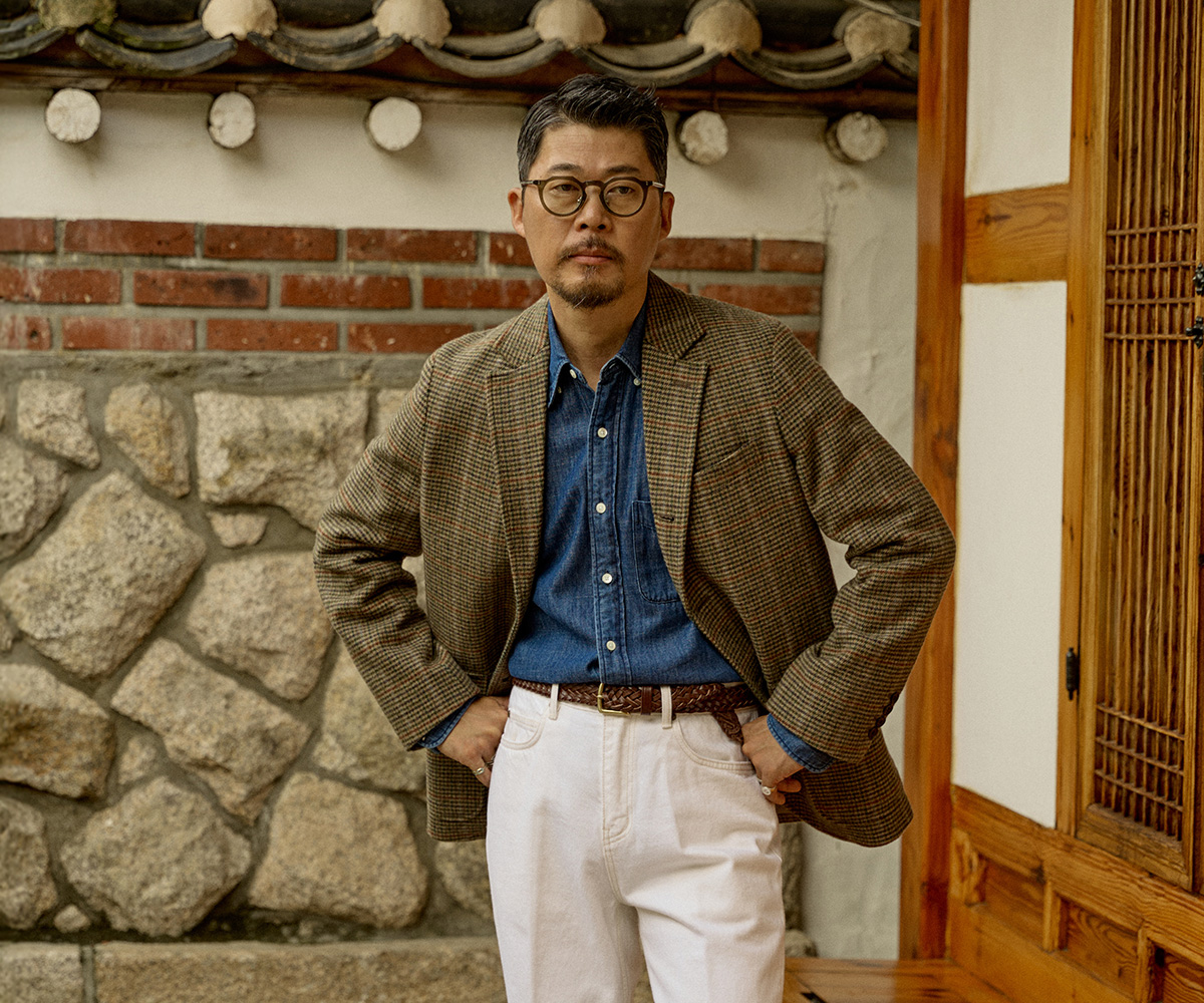 A representative sports jacket from Renacts, harmonizing traditional details with a modern silhouette.