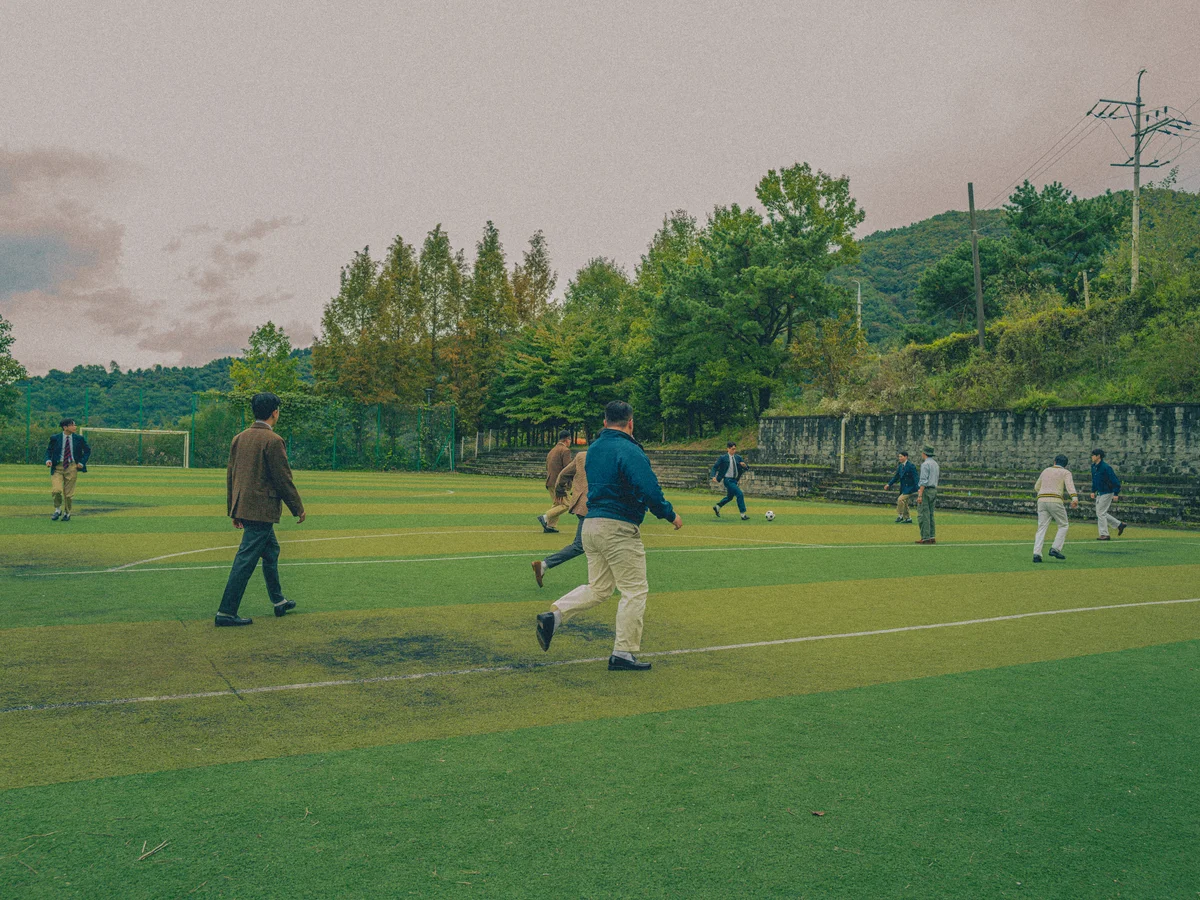 Seoul Traditional Heavy Ivy outfit featuring crewneck sweater and chinos in autumn earth tones