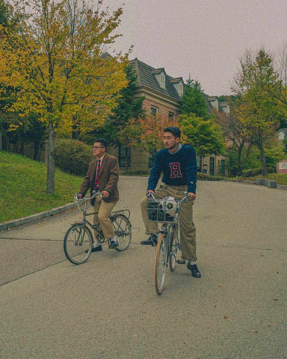 1960s American college students wearing crewneck sweaters over oxford shirts on campus, from the Take Ivy archives
