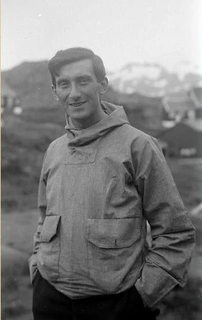 Anorak jacket history — Greenlandic Inuit man wearing a traditional hooded pullover annoraaq, the direct origin of the modern anorak