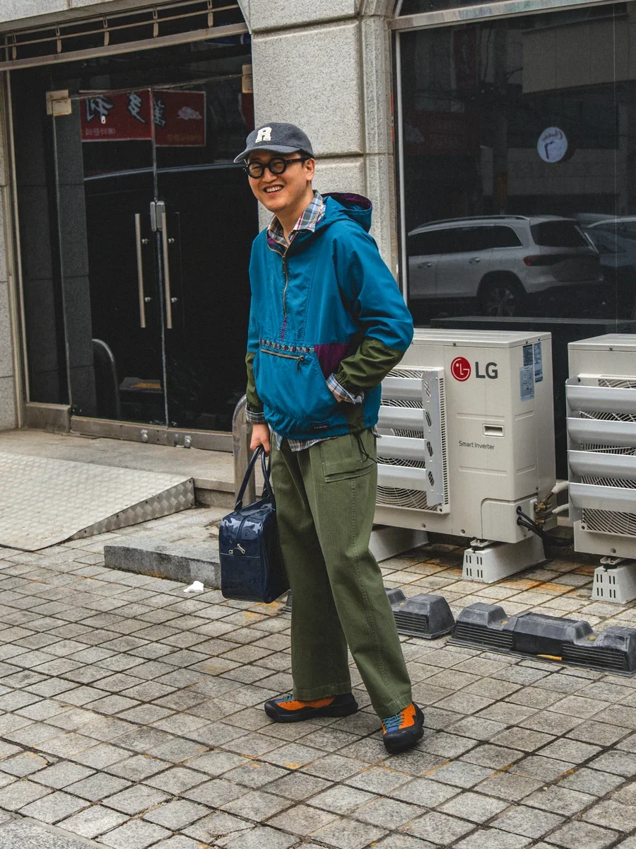 Anorak outfit men spring — Renacts anorak over madras shirt with M43 HBT pants, Columbia trekking sneakers, ballcap and tote bag