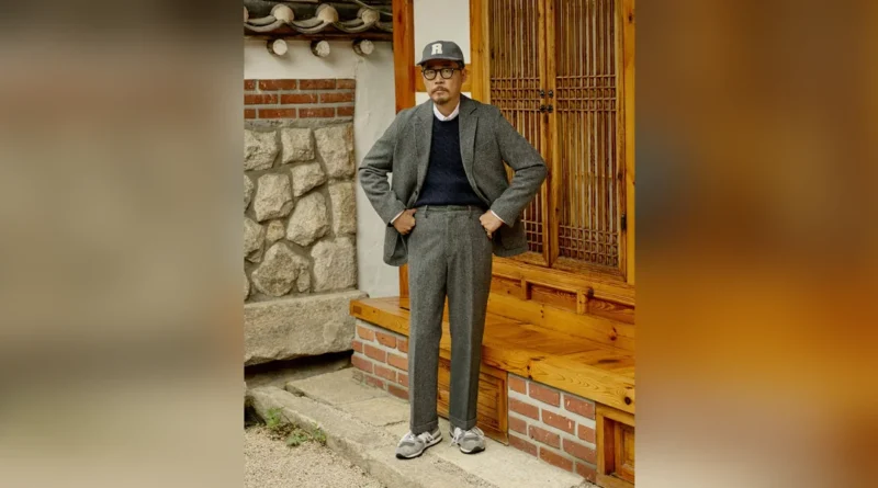 Crewneck sweater under herringbone blazer — Seoul Traditional three-layer outfit at a hanok doorway