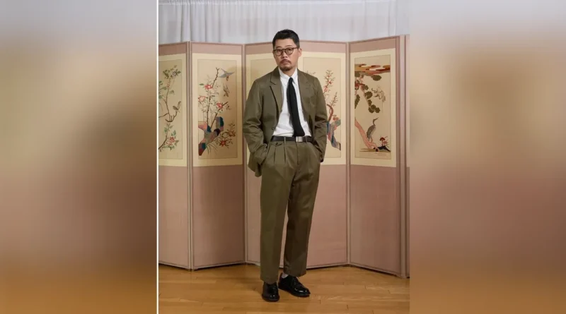 Sack suit pillar guide featured thumbnail — cotton sack suit in olive (Renacts khaki) with black knit tie, the warm-weather Seoul May-September configuration