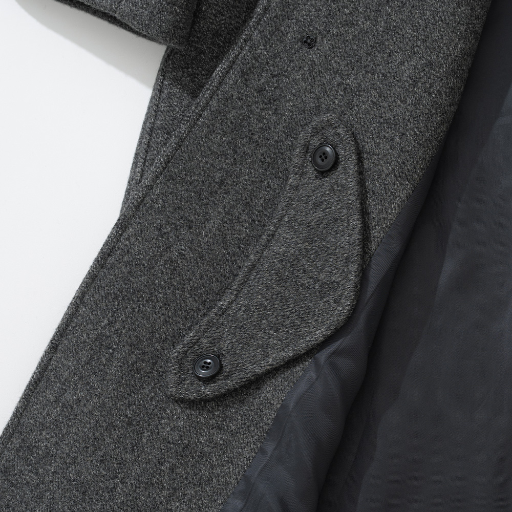 Raglan shoulder seam running from collar to underarm on a balmacaan coat