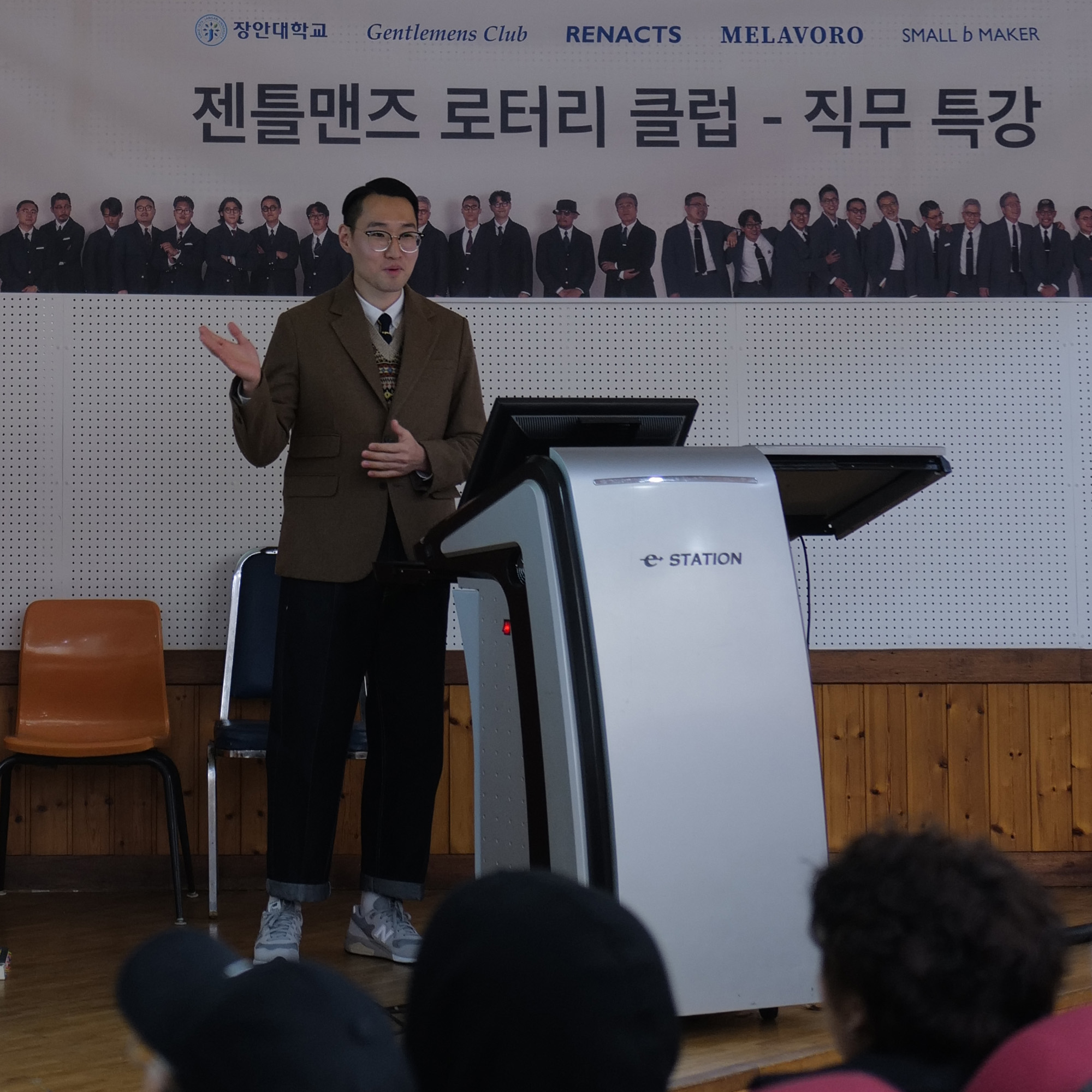 A club member speaking to students during the Jangan University career lecture.
