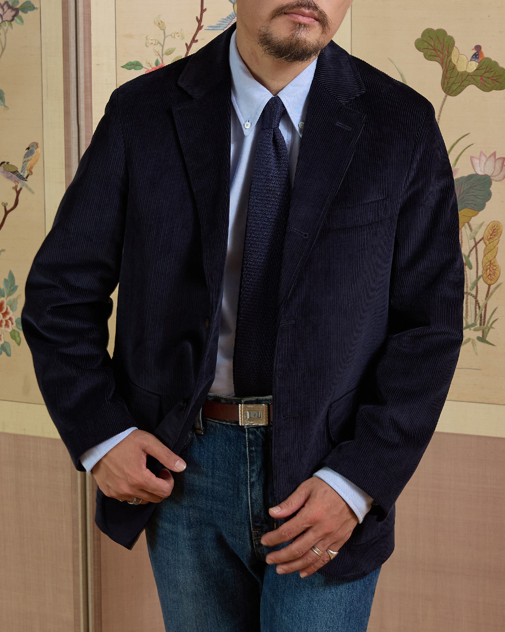 sport coat construction detail: navy corduroy sack cut jacket showing the three-roll-two lapel, patch pockets, welted chest pocket and undarted front of a Trad sport coat