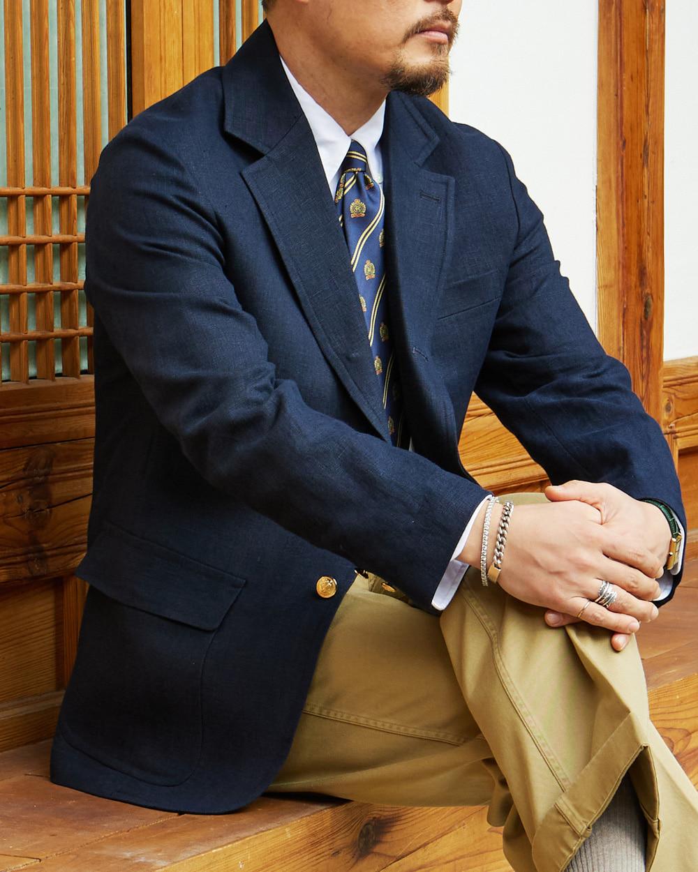 sport coat fabrics: navy linen sack cut blazer close-up showing the slub texture and patch pockets of a summer-weight linen sport coat, worn with khaki chinos